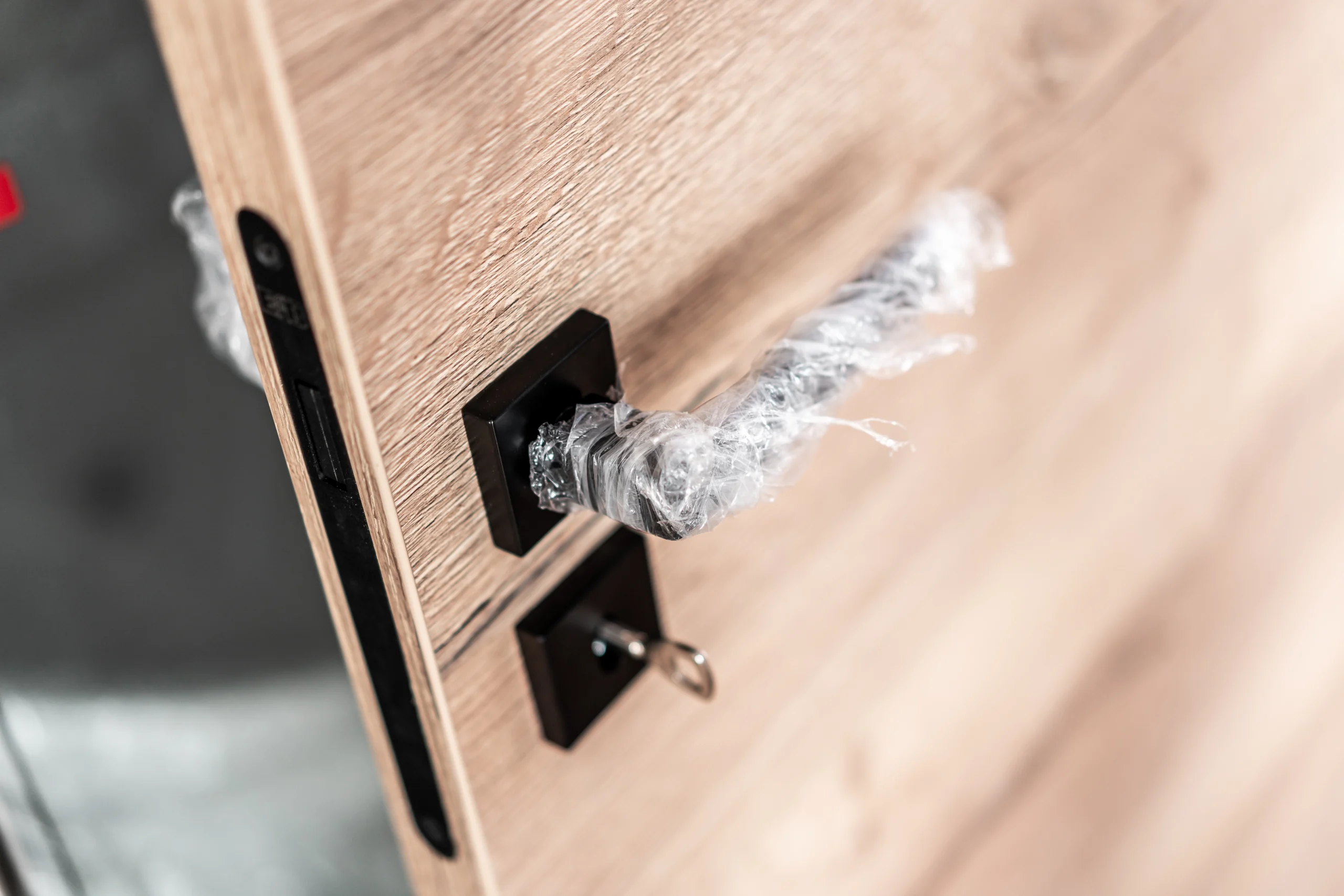 Najczęstsze błędy przy montażu drzwi i okien – co warto wiedzieć, aby uniknąć kosztownych usterek